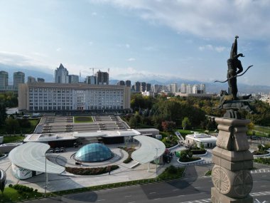Altın Savaşçı Anıtı, Kazakistan 'ın eski başkenti Almaty' deki Cumhuriyet Meydanı 'nda duruyor..