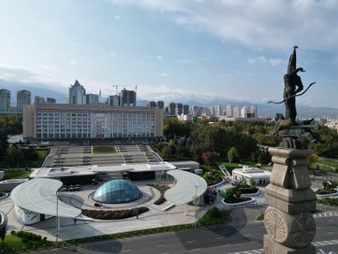 Altın Savaşçı Anıtı, Kazakistan 'ın eski başkenti Almaty' deki Cumhuriyet Meydanı 'nda duruyor..