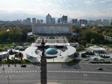 Altın Savaşçı Anıtı, Kazakistan 'ın eski başkenti Almaty' deki Cumhuriyet Meydanı 'nda duruyor..