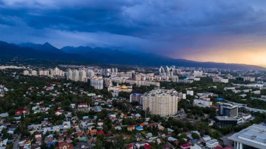 Almaty, Kazakistan 'ın en büyük metropolü Trans-Ili Alatau dağlarının eteklerinde kurulmuştur..