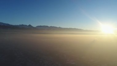 Almaty, Kazakistan 'ın en büyük metropolü Trans-Ili Alatau dağlarının eteklerinde kurulmuştur..