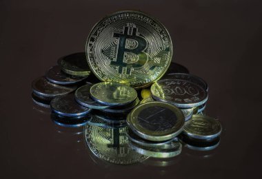 Bitcoin farklı ülkelerden gelen paraların üzerinde bulunur. Kripto para birimi ve engelleme zinciri kavramı.