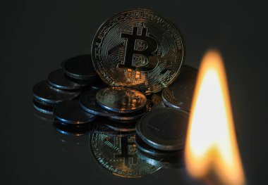 Ateş alevi, farklı ülkelerin sikkeleri üzerindeki Altın Bitcoin 'i aydınlatır. Kripto para birimi ve engelleme zinciri kavramı.