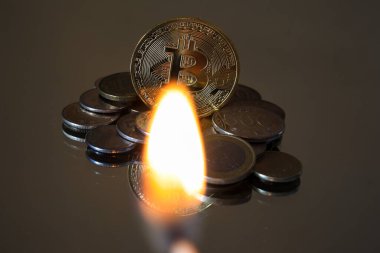 Ateş alevi, farklı ülkelerin sikkeleri üzerindeki Altın Bitcoin 'i aydınlatır. Kripto para birimi ve engelleme zinciri kavramı.