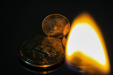 Ateş alevi, altın Bitcoin 'in üzerindeki bir Euro' yu aydınlatıyor. Kripto para birimi ve engelleme zinciri kavramı.