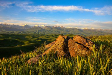 Ushkonyr Platosu, Almaty 'ye 50 kilometre uzaklıkta ve batıdaki Uzyn Kargaly geçitleri ile doğudaki Şemalgan geçidi arasında yer alan yüksek bir zhailau' dur..