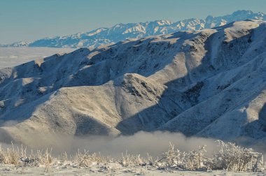 Ushkonyr Platosu, Almaty 'ye 50 kilometre uzaklıkta ve batıdaki Uzyn Kargaly geçitleri ile doğudaki Şemalgan geçidi arasında yer alan yüksek bir zhailau' dur..