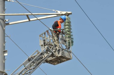 Bir uzman Kazakistan 'ın Almaty bölgesinde güç iletim hatlarını koruyor. 23 Nisan. 2008