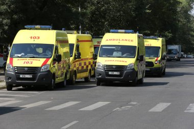 Kazakistan 'daki Almaty hastanesinin önünde 5 Ağustos' ta ambulanslar duruyor. 2021.