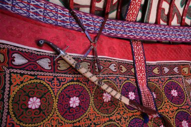 Bir Kazak yurdunun iç dekorasyonu. Yurdun dekorasyonu Kazakistan 'ın çeşitli bölgelerindeki el sanatları eserleri ve ürünlerden oluşuyor..