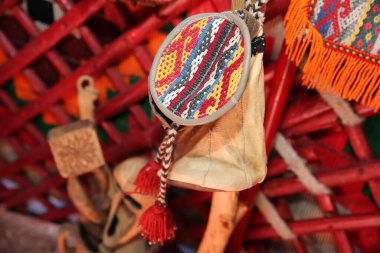 Bir Kazak yurdunun iç dekorasyonu. Yurdun dekorasyonu Kazakistan 'ın çeşitli bölgelerindeki el sanatları eserleri ve ürünlerden oluşuyor..