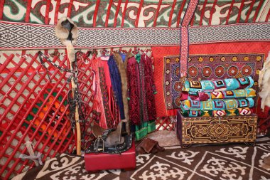 Bir Kazak yurdunun iç dekorasyonu. Yurdun dekorasyonu Kazakistan 'ın çeşitli bölgelerindeki el sanatları eserleri ve ürünlerden oluşuyor..