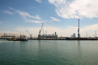 Aktau limanı Hazar Denizi 'nin doğu kıyısında yer almaktadır ve çeşitli malların uluslararası taşımacılığına yöneliktir. 17 Ağustos. 2018