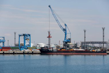 Aktau limanı Hazar Denizi 'nin doğu kıyısında yer almaktadır ve çeşitli malların uluslararası taşımacılığına yöneliktir. 17 Ağustos. 2018