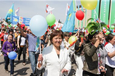 Almatı 'daki Kazakistan' da Uluslararası İşçi Bayramı, pek çok ülkede İşçi Bayramı olarak da bilinir ve genellikle Mayıs Bayramı olarak adlandırılır. Mayıs. Bir. 2011.