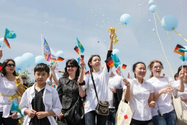 Almatı 'daki Kazakistan' da Uluslararası İşçi Bayramı, pek çok ülkede İşçi Bayramı olarak da bilinir ve genellikle Mayıs Bayramı olarak adlandırılır. Mayıs. Bir. 2011.