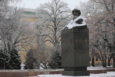 Kazakistan, Almaty 'deki Zhambyl Zhabayev anıtı. 12 Aralık 2020