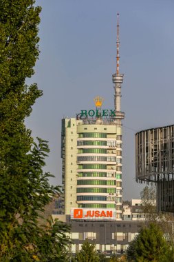 Kazakistan 'ın en büyük metropolü olan Almaty, Trans-Ili Alatau eteklerinde yer almaktadır. 28 Eylül 2021