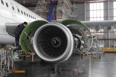 Kazakistan 'daki Almaty Uluslararası Havalimanı' nda Astana Havayollarının bakımı. 29 Ocak. 2014