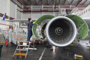 Kazakistan 'daki Almaty Uluslararası Havalimanı' nda Astana Havayollarının bakımı. 29 Ocak. 2014