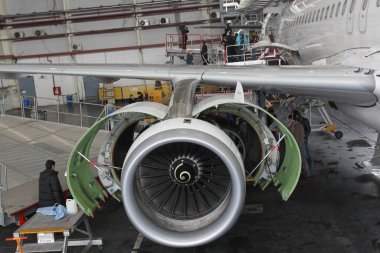 Kazakistan 'daki Almaty Uluslararası Havalimanı' nda Astana Havayollarının bakımı. 29 Ocak. 2014