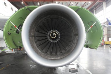 Kazakistan 'daki Almaty Uluslararası Havalimanı' nda Astana Havayollarının bakımı. 29 Ocak. 2014