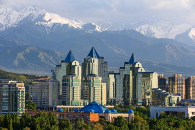 Almaty Kazakistan 'ın en büyük metropolisidir, Trans-Ili Alatau eteklerinde yer alır..