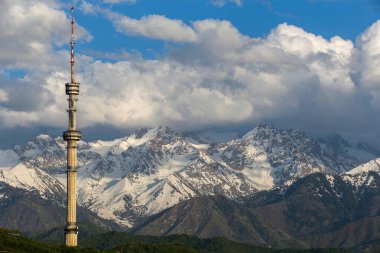 Almaty Kazakistan 'ın en büyük metropolisidir, Trans-Ili Alatau eteklerinde yer alır..