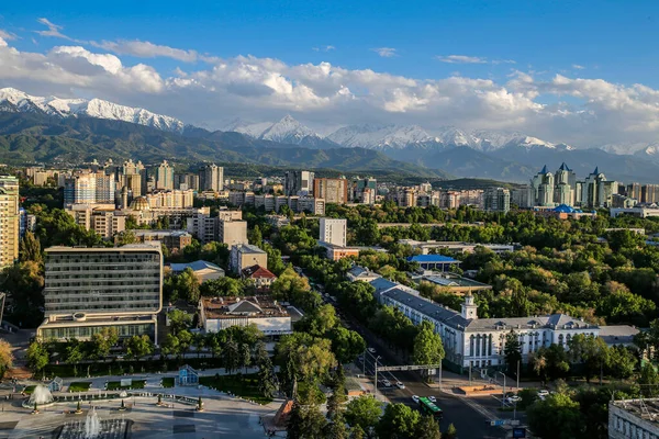 Almaty Kazakistan 'ın en büyük metropolisidir, Trans-Ili Alatau eteklerinde yer alır..
