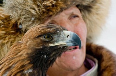 Kazakistan 'daki yırtıcı kuşlarla yarışmalar. Berkutchi avcıları, yırtıcı kuşlarla birlikte eski bir ulusal av türüdür. 5 Aralık 2007