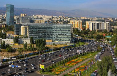 Almaty, Kazakistan 'ın en büyük metropolü, Trans-Ili Alatau eteklerinde yer almaktadır.