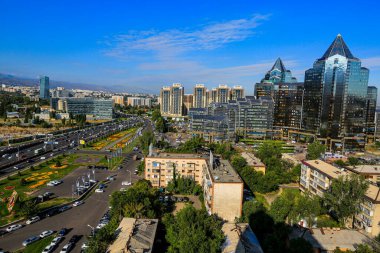 Almaty, Kazakistan 'ın en büyük metropolü, Trans-Ili Alatau eteklerinde yer almaktadır.