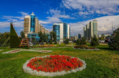 Almaty, Kazakistan 'ın en büyük metropolü, Trans-Ili Alatau eteklerinde yer almaktadır.