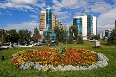 Almaty, Kazakistan 'ın en büyük metropolü, Trans-Ili Alatau eteklerinde yer almaktadır.