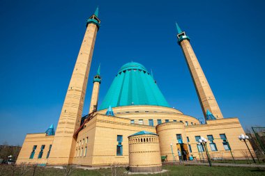 Kazakistan 'ın Pavlodar kentindeki Maşkhur Zhusup' un merkez camii. 20 Nisan 2008