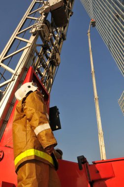 Kazakistan 'daki Almaty şehrinde itfaiyeci eğitimi. 26 Kasım 2008