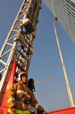 Kazakistan 'daki Almaty şehrinde itfaiyeci eğitimi. 26 Kasım 2008