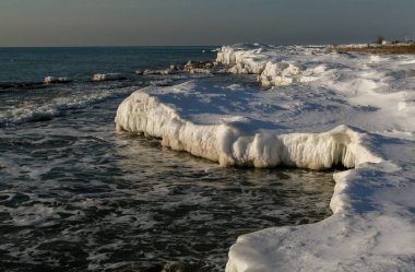 Kazakistan 'ın Aktau kenti yakınlarında kışın Hazar Denizi kıyısında