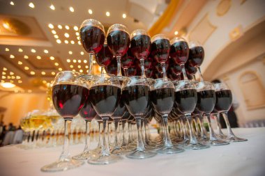 Bardaklar masanın üstünde duruyor.