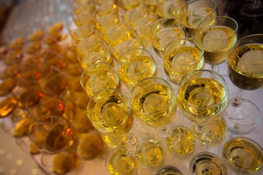 Bardaklar masanın üstünde duruyor.