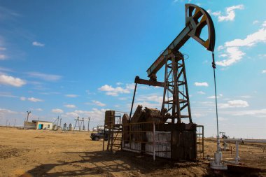 Kazakistan 'ın Mangistau bölgesinde petrol sahası.