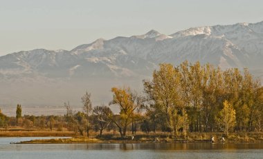 Kazakistan 'ın Almaty kenti yakınlarındaki bir gölde sonbahar..