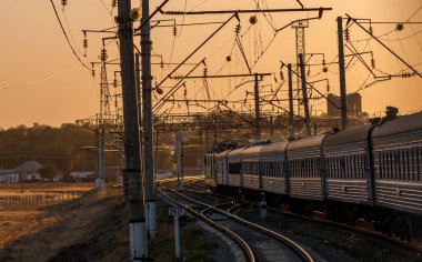 Bir tren Kazakistan 'da tren yolu boyunca seyahat eder..