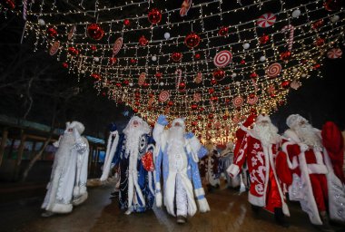 Noel Baba, yeni yıl arifesinde Almaty 'de geçit töreni yapar. Aralık. - 25. 2023.