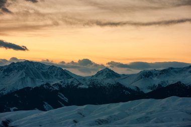 Kazakistan 'ın Almaty kenti yakınlarındaki Tien Shan' ın kuzeybatısındaki Zailiysky Alatau sıradağları..