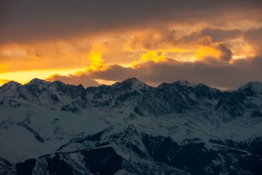 Kazakistan 'ın Almaty kenti yakınlarındaki Tien Shan' ın kuzeybatısındaki Zailiysky Alatau sıradağları..