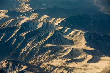 Uçaktan dağların manzarası.