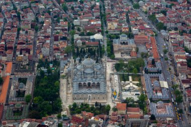 İstanbul 'un, İstanbul' u Avrupa ve Asya bölgelerine ayıran İstanbul Boğazı 'nın kıyısındaki en büyük kenti olan.