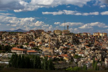 Kapadokya, Türkiye 'nin orta kesiminde yarı çöl bir bölgedir. Peri bacalarıyla ünlüdür - uzun koni şekilli kaya oluşumları, özellikle Pasabag Keşiş Vadisi ve Goreme Vadisi 'nde sayıları çok fazladır..