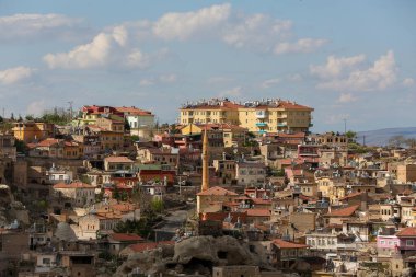 Kapadokya, Türkiye 'nin orta kesiminde yarı çöl bir bölgedir. Peri bacalarıyla ünlüdür - uzun koni şekilli kaya oluşumları, özellikle Pasabag Keşiş Vadisi ve Goreme Vadisi 'nde sayıları çok fazladır..